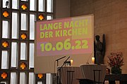 Deutsch: Lange Nacht der Kirchen 2022 in der Pfarrkirche Hinterbrühlam 10. Juni 2022, als Gäste die Friedensaktivistin Timna Brauer und den Mediziner, Theologen und Bestseller-Autor Prof. DDr. Johannes Huber - als Moderator Heinz Nußbaumer