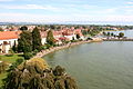 Blick vom Schloss Montfort auf die Seepromenade und den Gemeindehafen