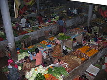 Vue intérieure du marché de Nkembo à Libreville