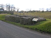 Leahill Turret 51B, шығысқа қарап. Hadrian's Wall.JPG