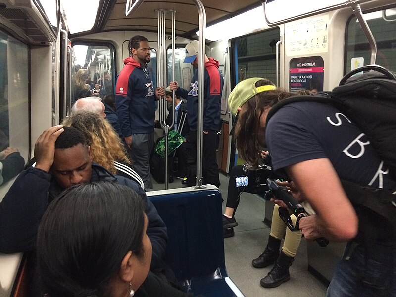 File:Les Alouettes de Montréal dansu le métro.jpg