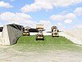 Gresset legges i en plansilo av betong og pakkes hardt ved hjelp av tunge traktorer. Foto: Israel, 2007