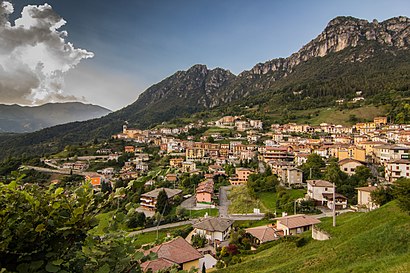 How to get to Lodrino with public transit - About the place