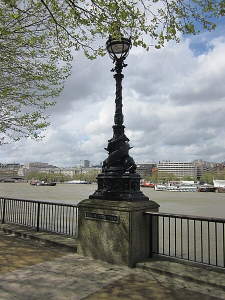 File:London Queen's Walk Lantern.JPG