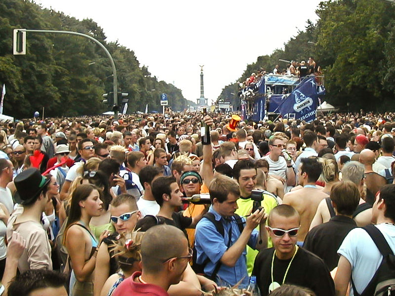 File:Loveparade 2002 berlin 3.jpg