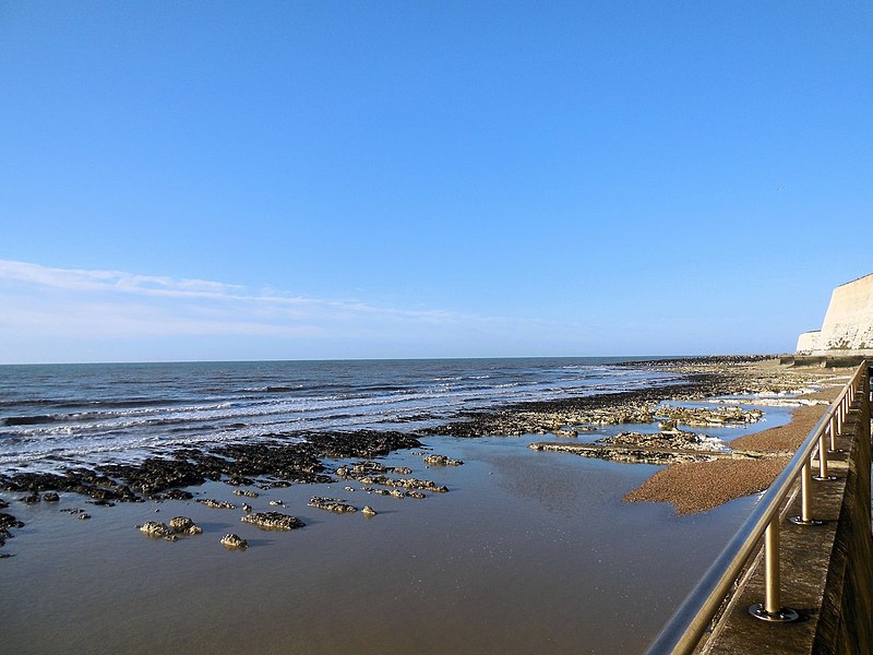 File:Low Tide at Saltdean - geograph.org.uk - 4291644.jpg