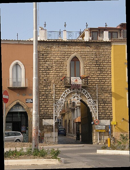 File:Lucera - Porta Troia.jpg