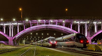 Dois trens IC4 sob a ponte Ringgade, Aarhus, Dinamarca. (definição 4 597 × 2 525)