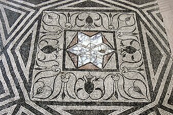 Starorimski zvezdasti opus sectile, vstavljen v mozaični tlak (Arheološki muzej, Oglej)