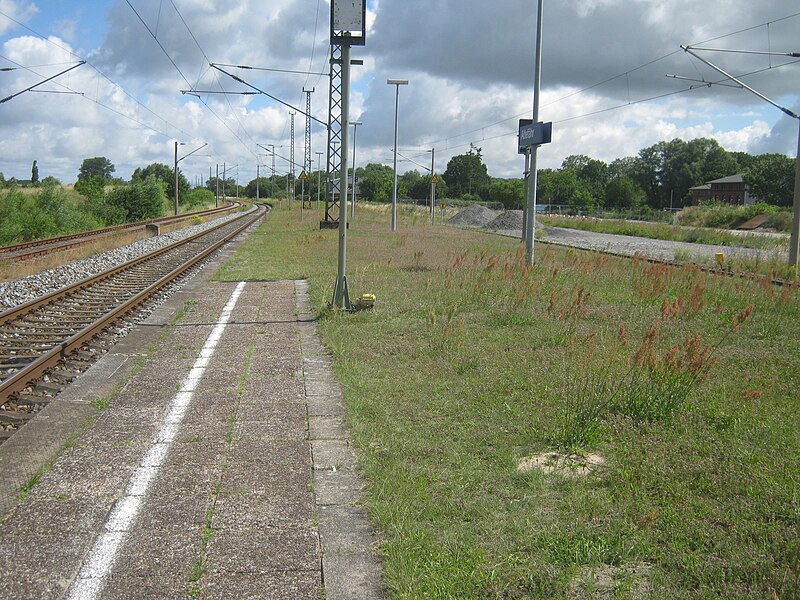 File:MKBler - 3158 - Bahnhof Altefähr.jpg