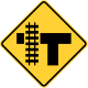 Zeichen W10-4L Bahnübergang neben T-Kreuzung