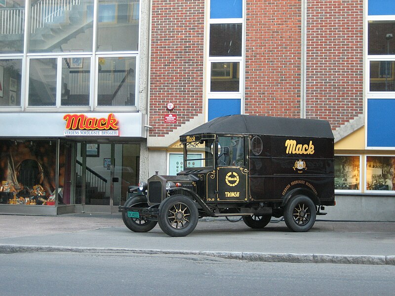 File:Mack beer truck.jpg