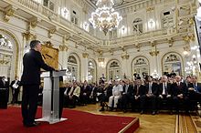 Macri hablando a una audiencia desde un podio