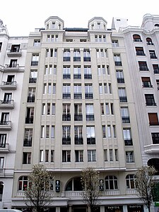 N.º 42, edificio construido entre/built between 1923-1926 para viviendas