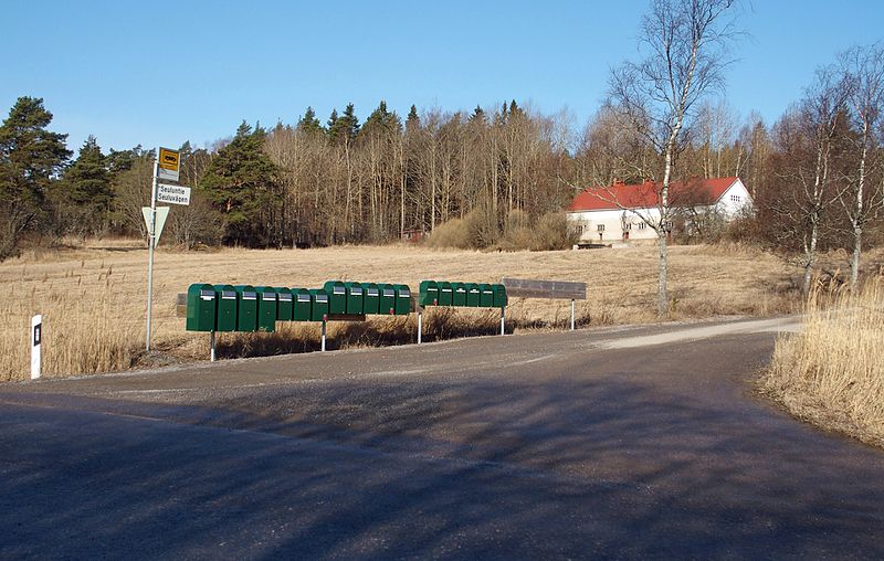 File:Mailboxes in Seulu near Maanpää, Hirvensalo.jpg