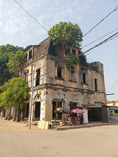 File:Maison historique à Grand-Bassam 4.jpg