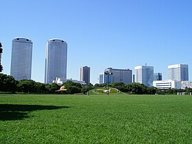 幕張海浜公園から望む幕張新都心のビル群