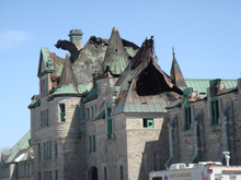Danos no telhado causados ​​pelo incêndio de 2008.
