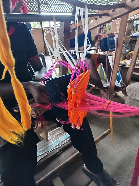 File:Man weaving kente close view.jpg