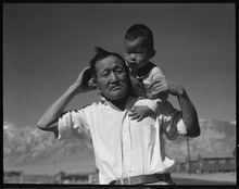 Japoniar jatorriko aitona eta iloba Manzanar kontzentrazio esparruan, 1942