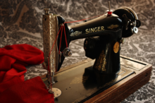 Colocar los accesorios de costura de la máquina de coser. Dibujo a