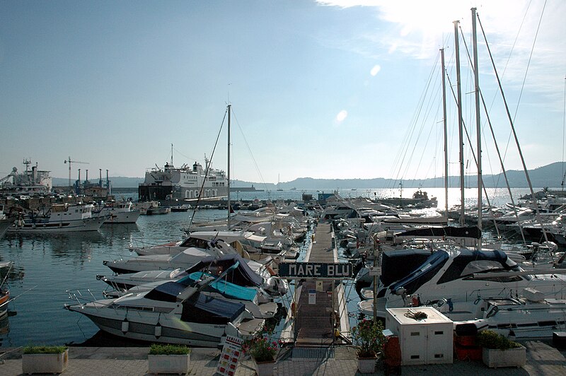 File:Marina 'Mare blu', port of Pozzuoli, 2010.jpg