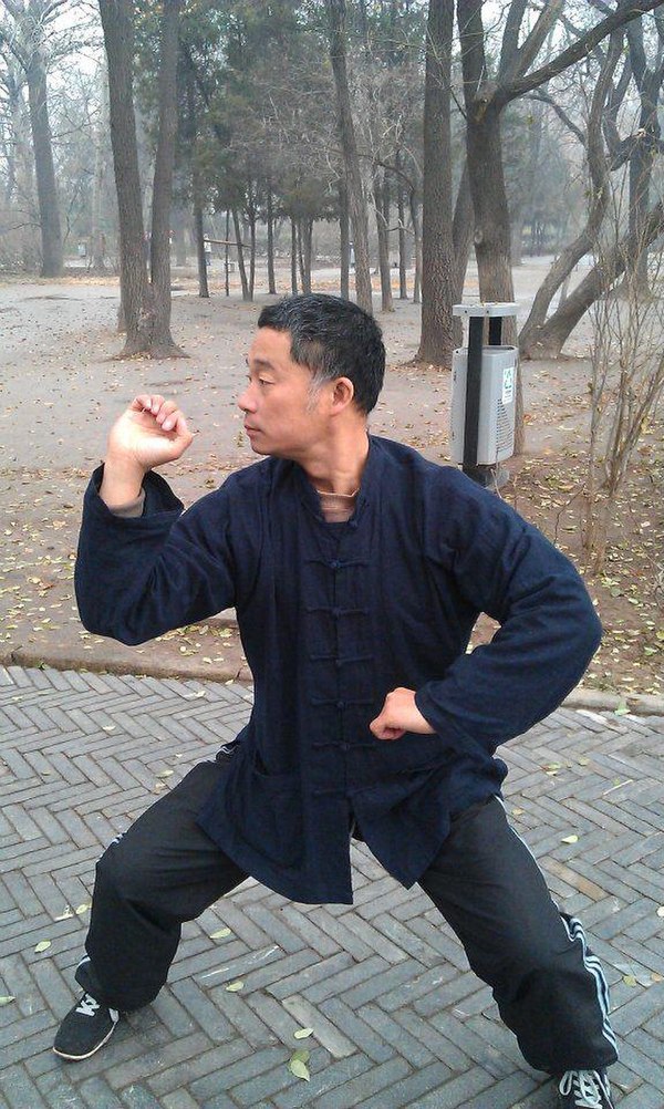 Zhou Jingxuan of Tianjin, holding a typical bajiquan posture. The sideways-protruding elbow is often used for striking in this art.