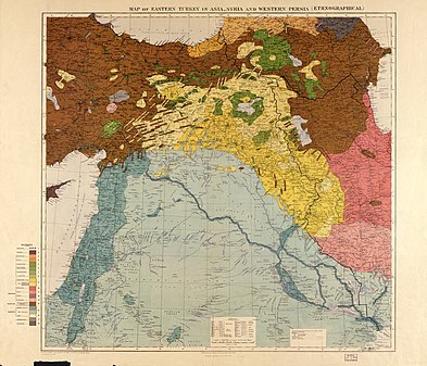 Birinci Dünya Savaşı öncesi İngiliz Hükûmeti haritasında gösterilen Orta Doğu'daki etnik gruplar. Suriye bölgesinin birincil nüfusu "Araplar (yerleşik)" ve iç kesimlerde "Araplar (göçebe)" olarak tanımlanmaktadır.