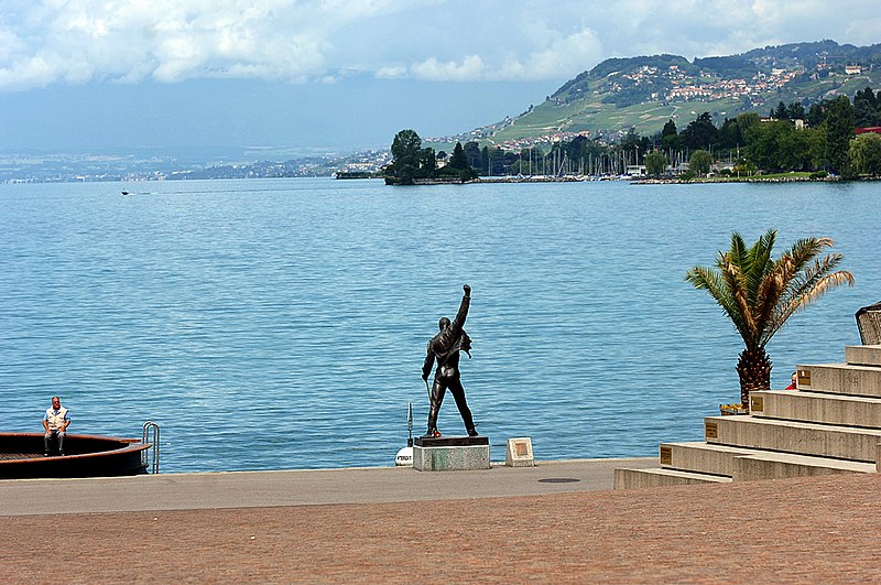 File:Mercury in front of lake - panoramio.jpg