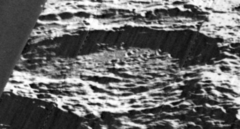 Oblique Lunar Orbiter 5 image Minnaert crater 5043 med.jpg