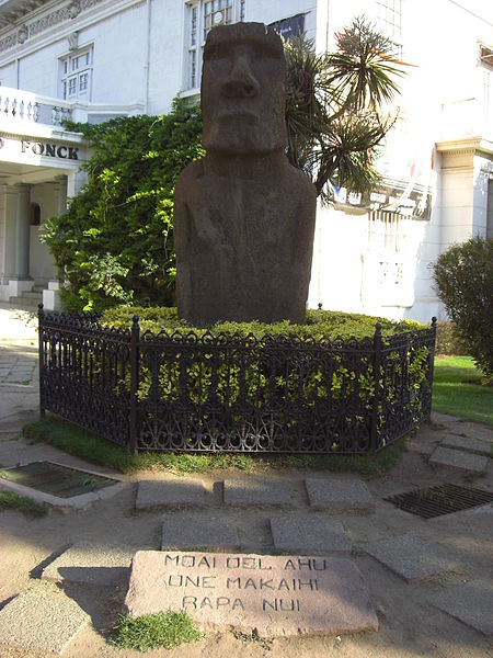 File:Moái frente al museo Francisco Fonck, Viña del Mar, Chile1.jpg