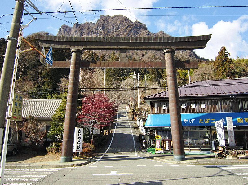 File:Myogi-jinja Otorii.jpg