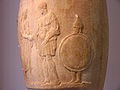 c. 380-370 BC - Un jeune esclave portant le bouclier et le casque de son maître.