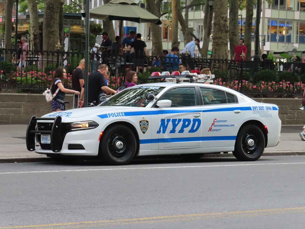 File:NYPD Highway District Dodge Charger (Newer) 5948-16 @2.jpg - Wikimedia...