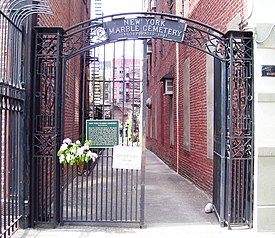 Entrada al cementerio de mármol de Nueva York.jpg