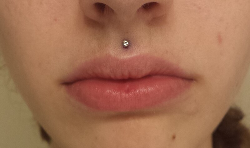 Philtrum piercing - Wikipedia