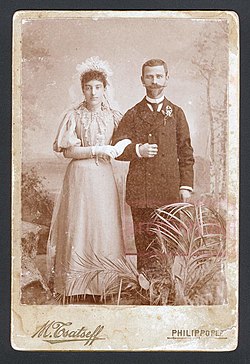 Снимка на младоженците Гена Димитрова Качулева и Никола Наумов Македонски, 1897 г.[1]