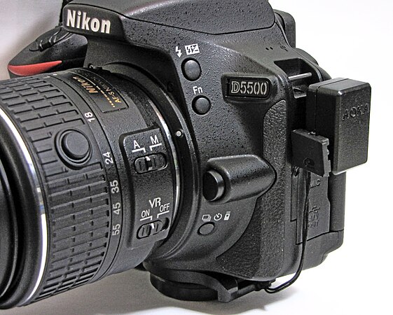 English: Nikon D5500 with bluetooth GPS receiver Aokatec AK-N7000