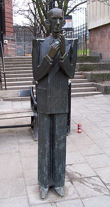 Статуя Нильса Ферлина работы Карла Гёте Бейемарка возле храма Святой Клары. Стокгольм, 1982