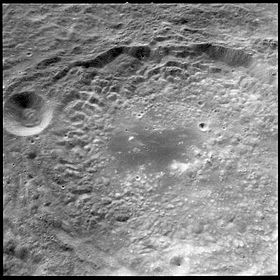 Foto genomen vanaf Apollo 17.  Aan de linkerkant van het beeld is Sherrington Crater.