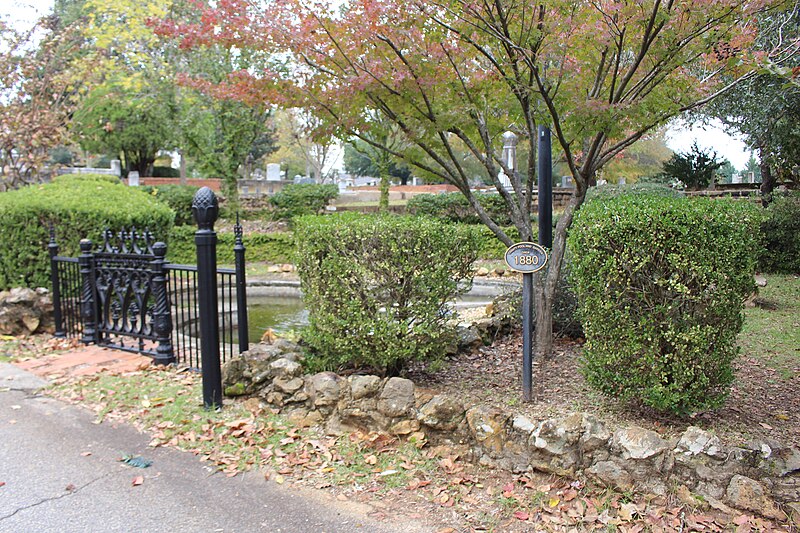 File:Oak Grove Cemetery Americus, Trinity Pool and Garden 2.jpg