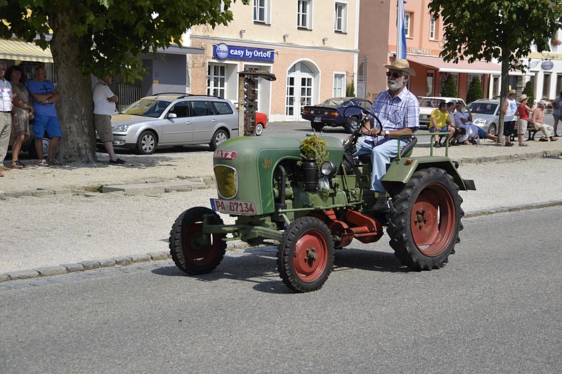 File:Oldtimerumzug Aidenbach 2013-08-18 - Hatz 3.JPG