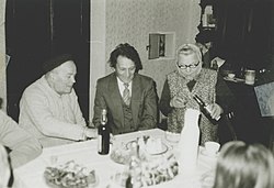 Foto Ondřeje Korvase (v rádiovce) při oslavě 80. narozenin konané v Úštěku 30. listopadu 1985.[p 1] Spolustolovníci: ?, Pavlina Štuglincová (hospodyně).