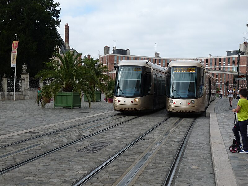 File:Orléans tram 2016 4.jpg