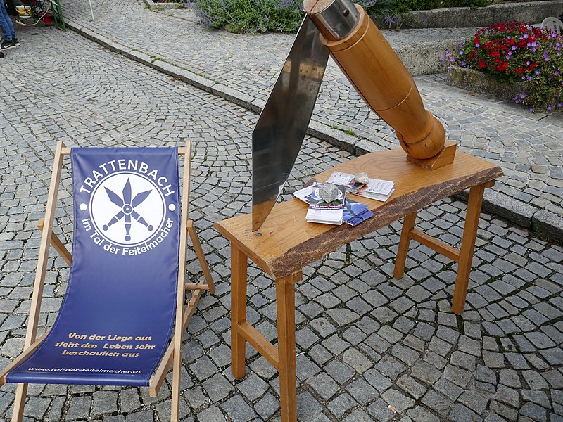 File:Ortsbildmesse Ternberg 2019 - Trattenbacher Taschenfeitel-Erzeugung (10).jpg