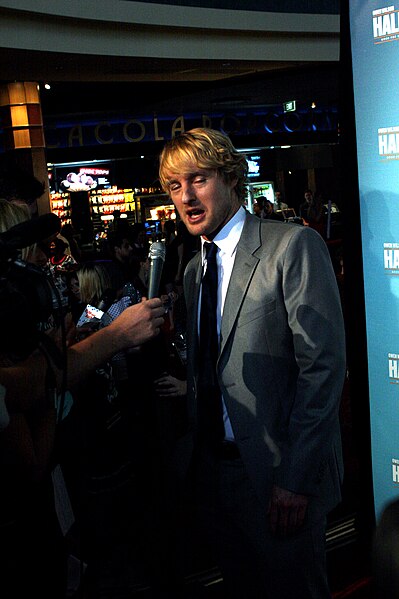 File:Owen Wilson, Hall Pass 2011 (4).jpg