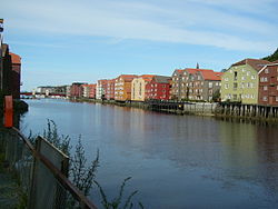 Vecchie case magazzino sulla riva del fiume Nidelva nel centro storio di Trondheim