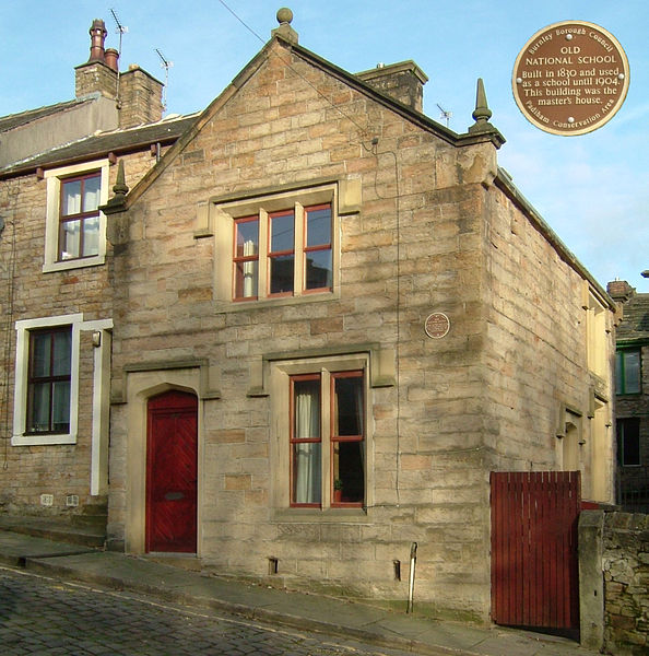 File:Padiham Old National School and Plaque.jpg