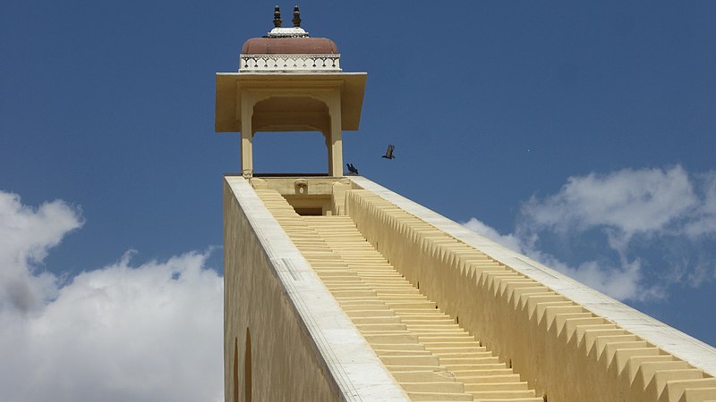 File:Pavilion at the top of Samrat Yantra2.JPG