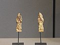 Deux petites pendeloques en or représentant la déesse protectrice Lam(m)a. Début du IIe millénaire av. J.-C. Musée du Louvre.